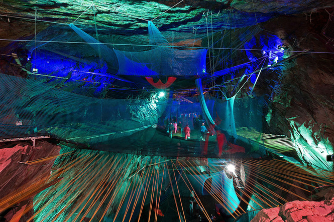 Bounce Below - cамый большой в мире подземный батут